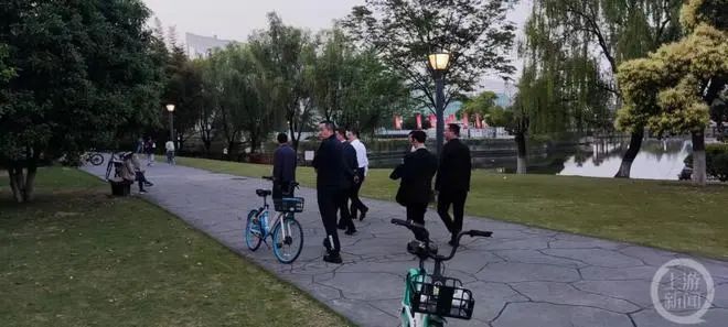 網(wǎng)友在浙大中山像前隨手抓了一“大叔”幫拍照，結(jié)果是中山大學(xué)校長(zhǎng)！