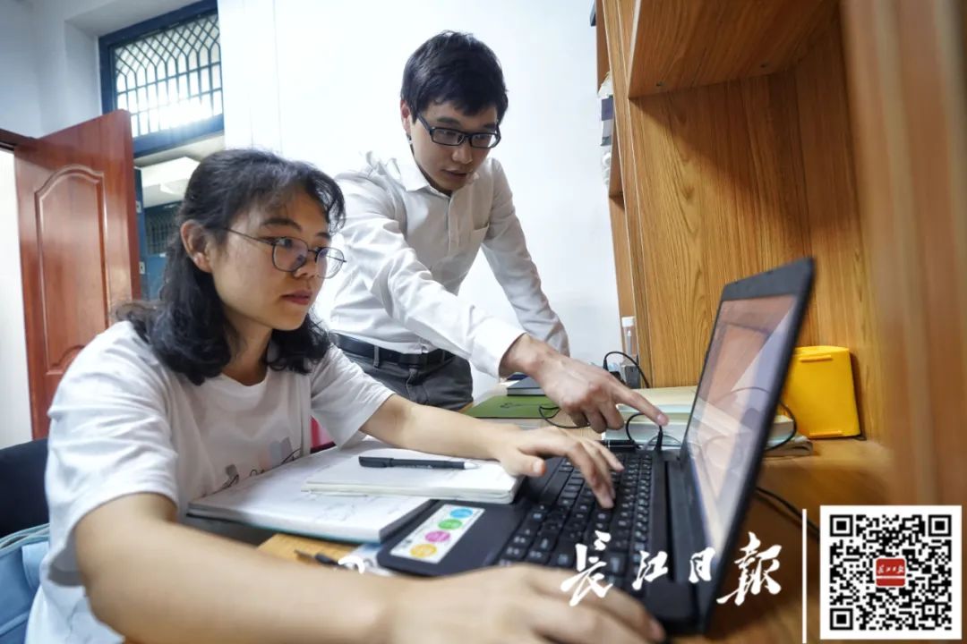 華科這位博導(dǎo)亮了！和學(xué)生同齡，履歷讓人直呼彪悍……